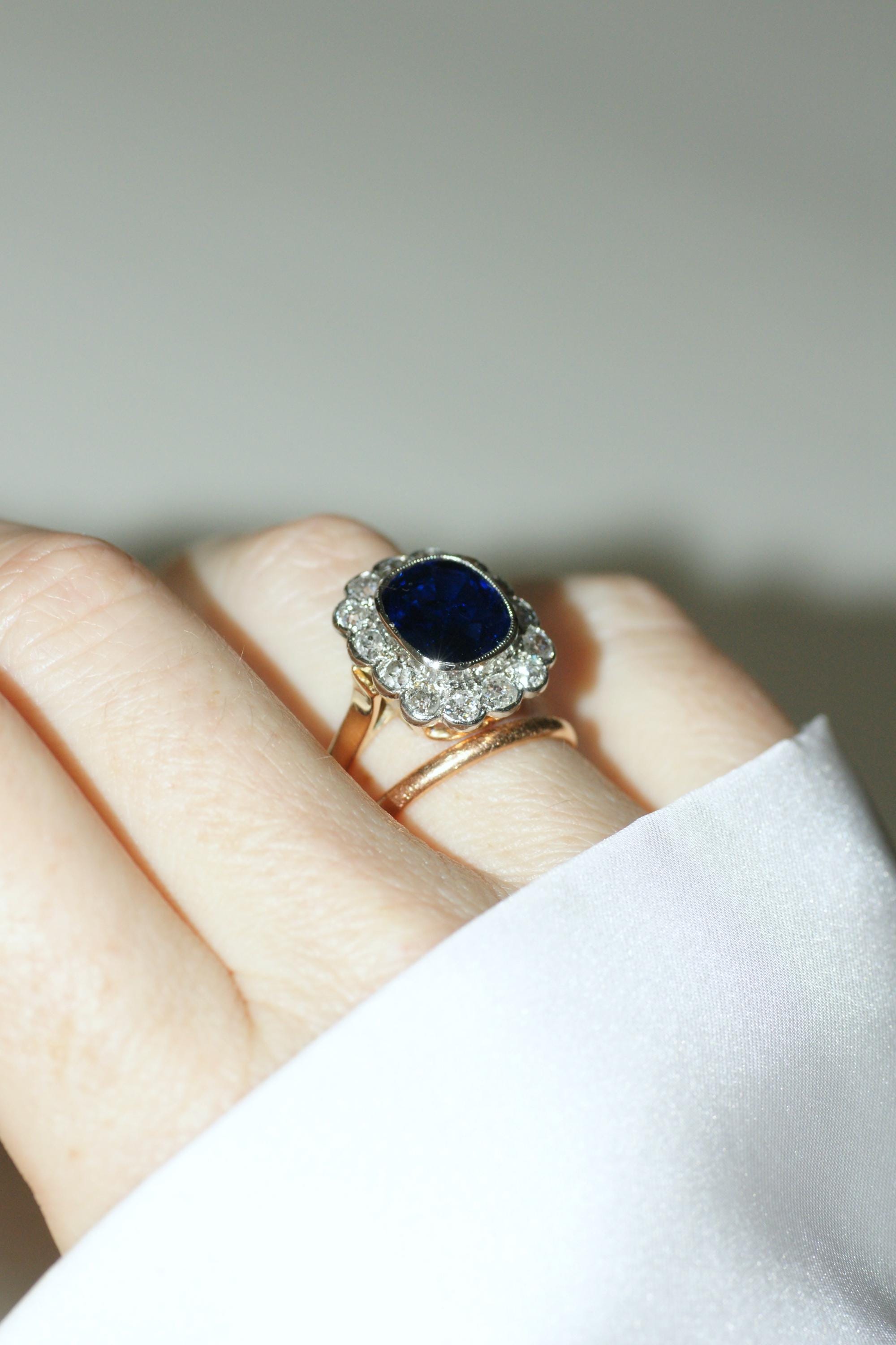 Bague Pompadour Art Déco Saphir Siam Non Chauffé et Diamants