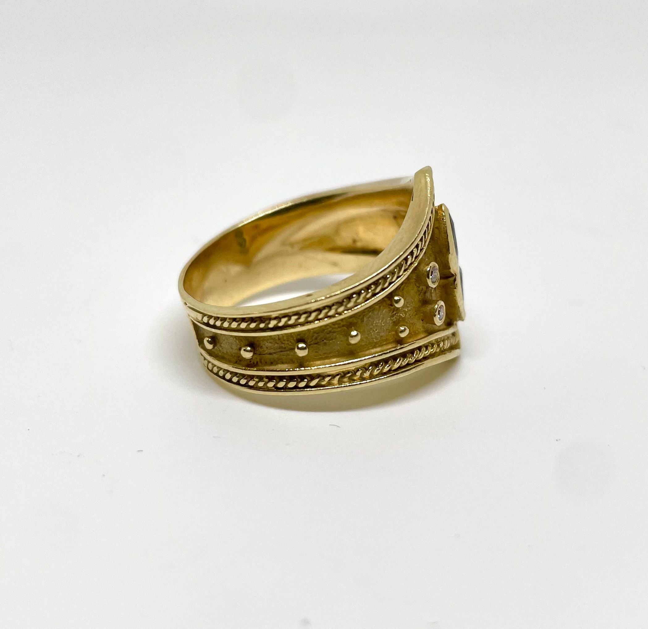 Bague byzantine en or jaune 18k saphirs et diamants