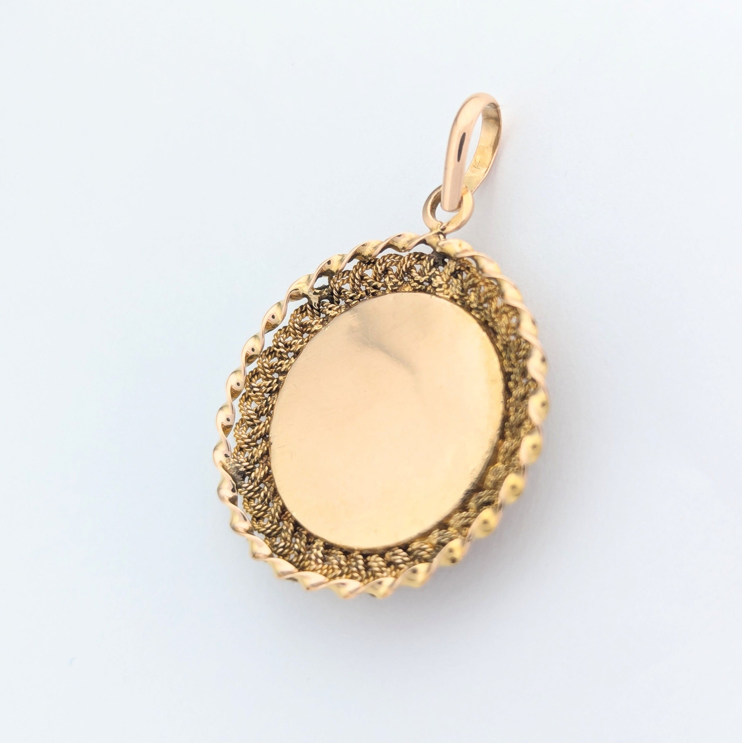 Pendentif en or jaune et émail