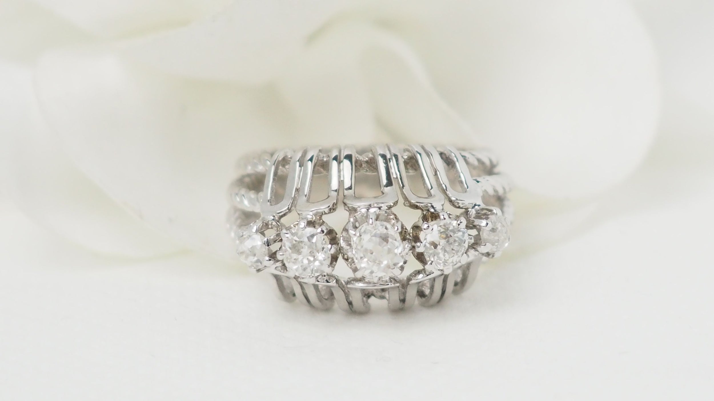 Bague Art Déco en or blanc et platine, diamants