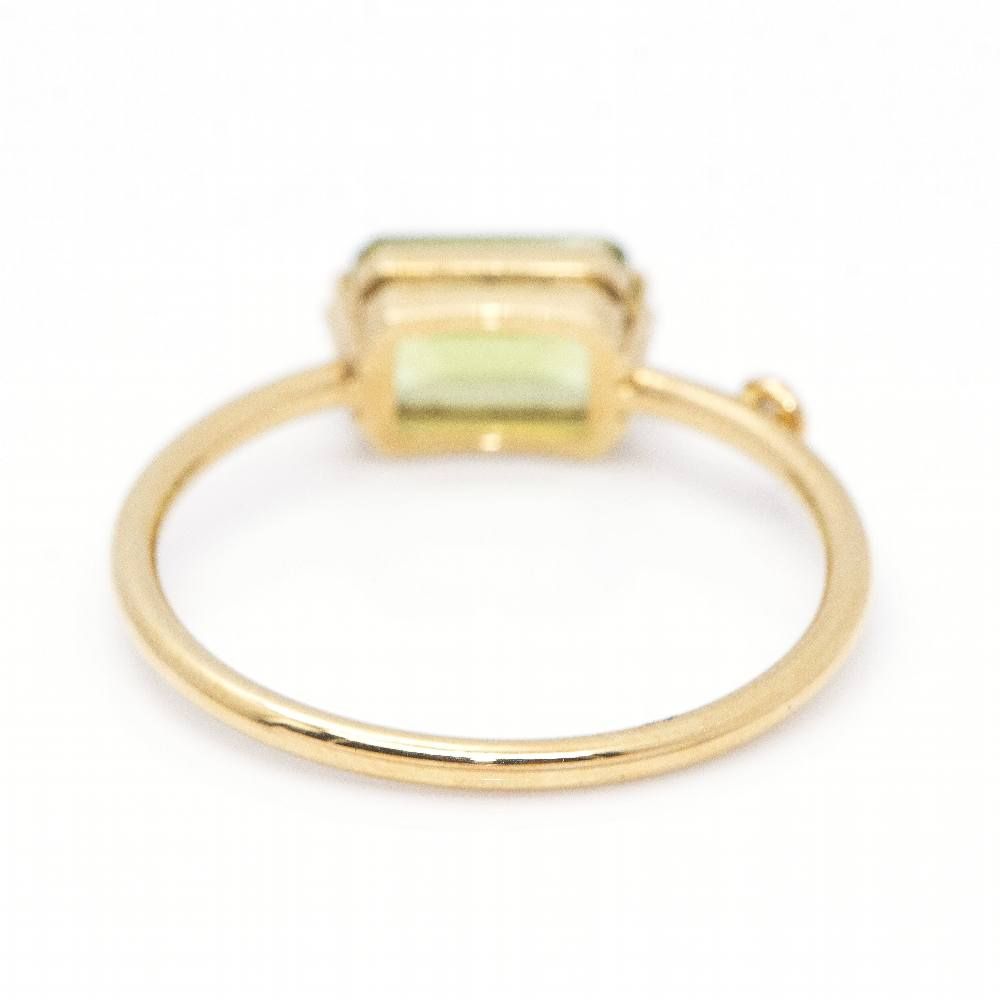 Ring in gold, peridot and diamond