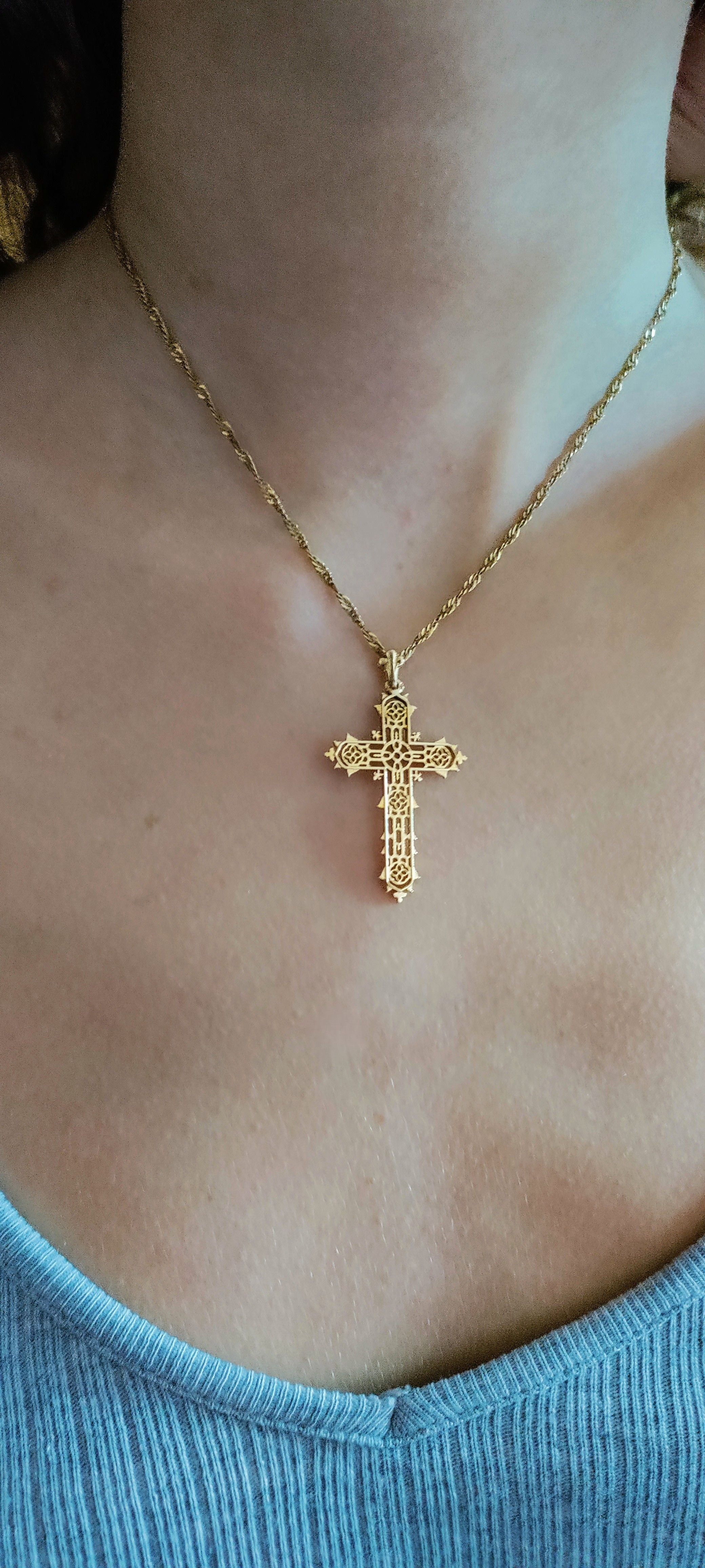 Pendentif croix ajourée en or jaune
