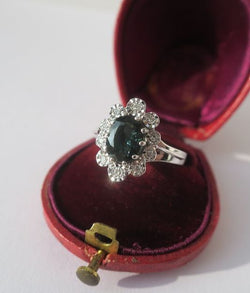 Bague Pompadour Saphir vert Diamants Or blanc