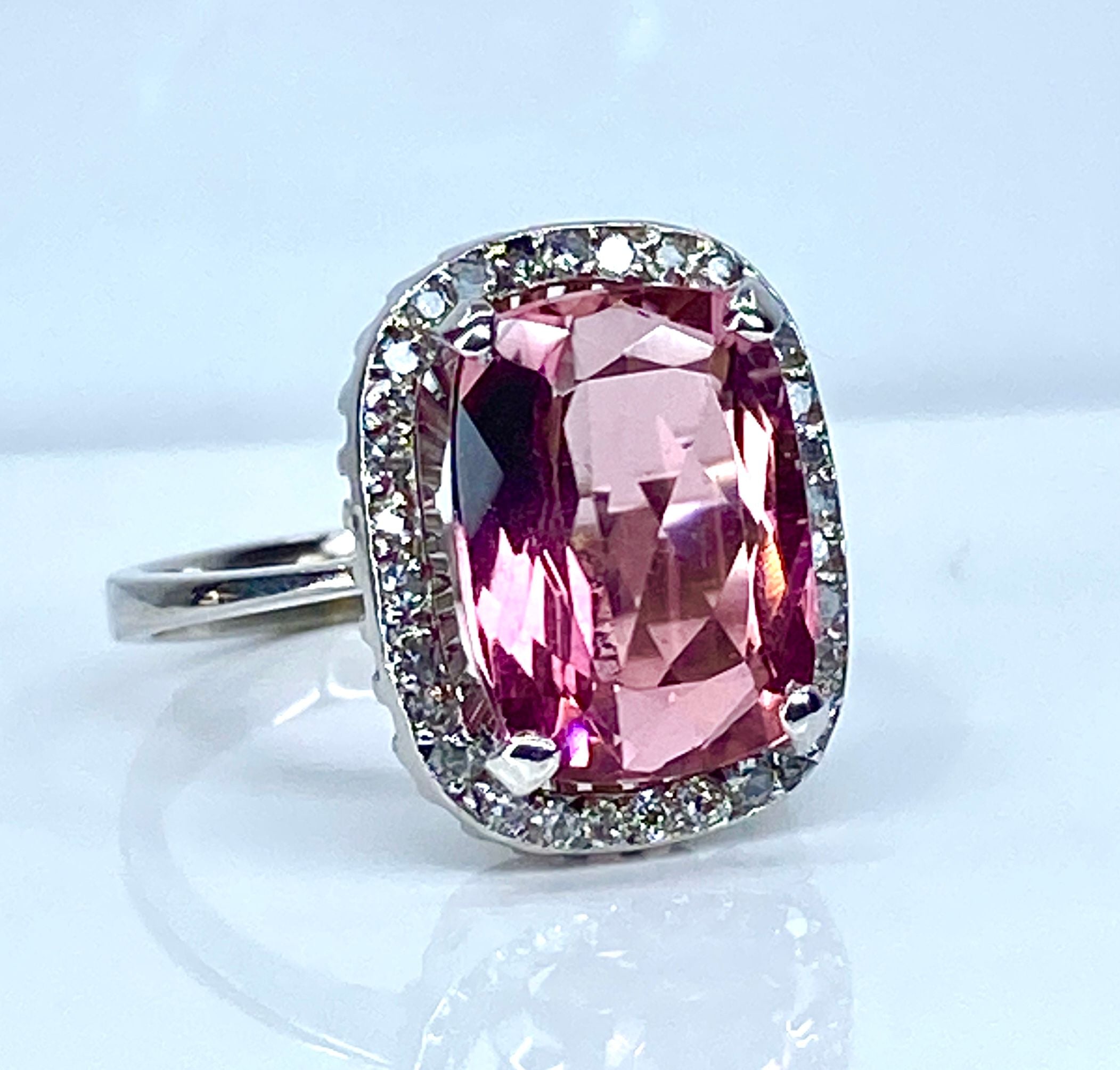 Bague en or blanc 18 carats, tourmaline rose et diamants