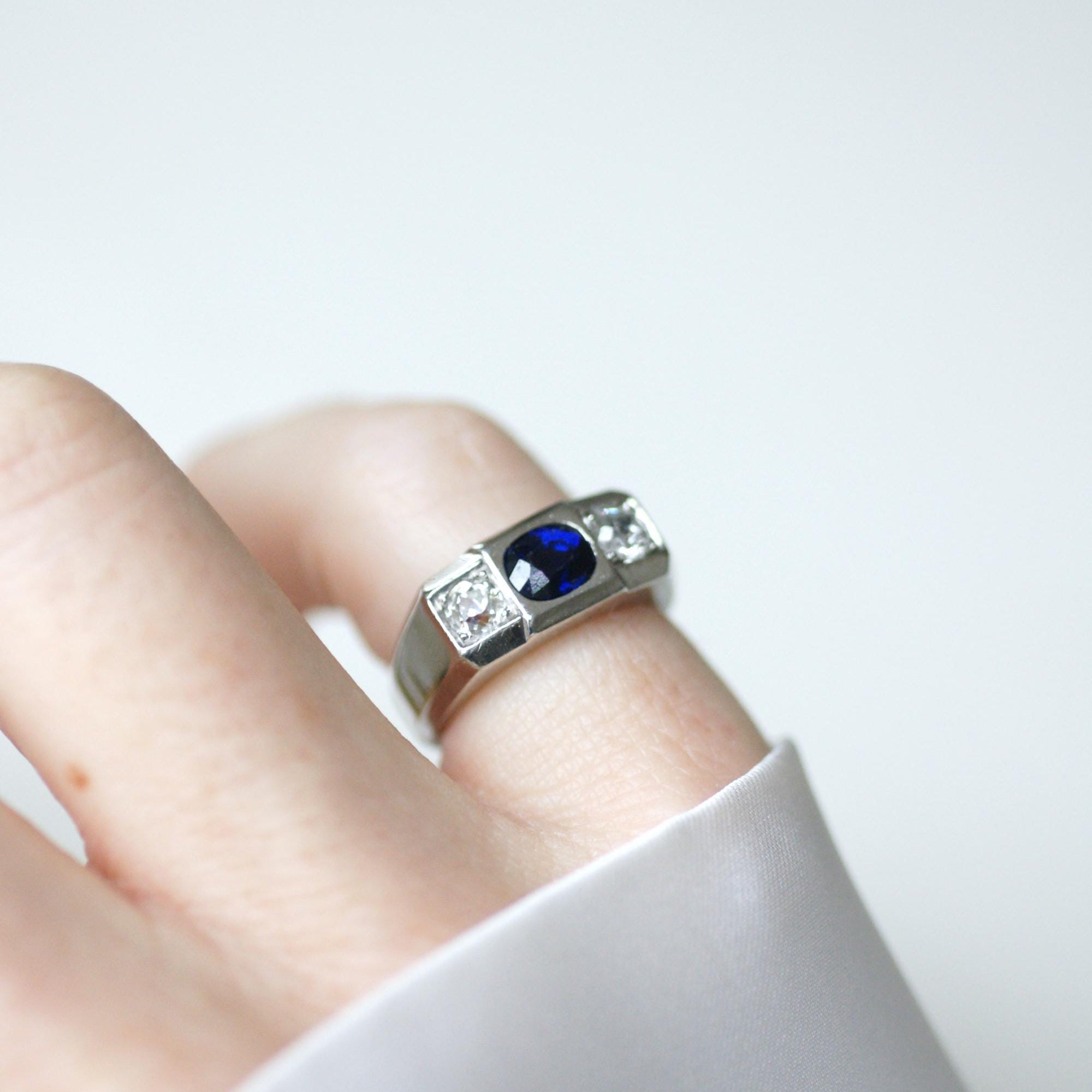 Louis Heissler Ring Chevalière Art Deco Saphir Non Chauffé and diamonds on Platinum