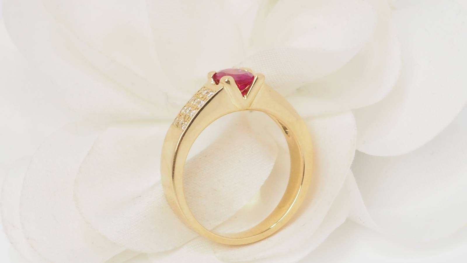 Bague en or jaune, rubis et diamants