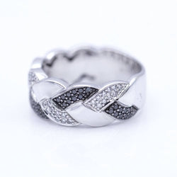 Bague tressée en or blanc avec diamants blancs et noirs.