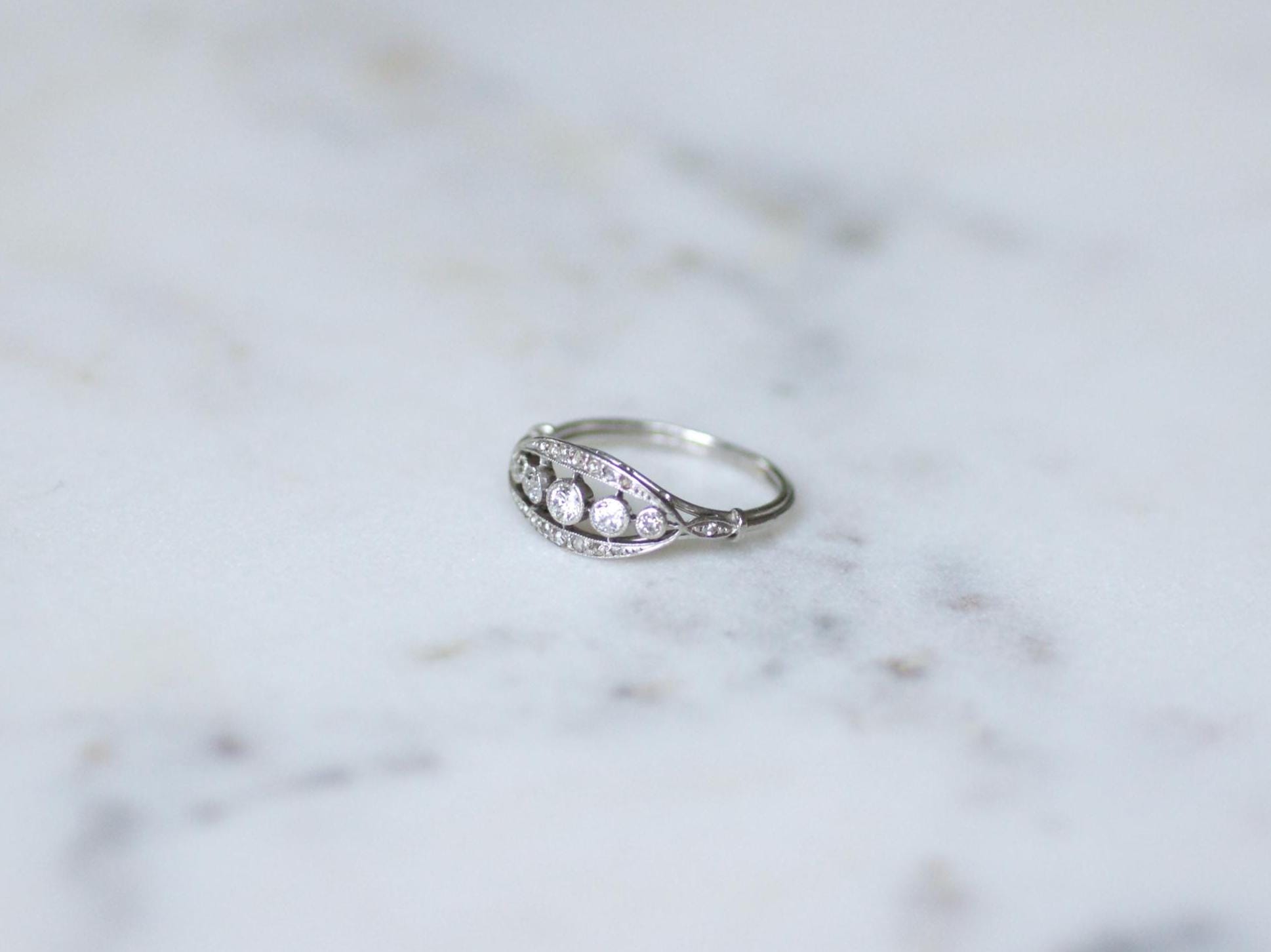 Bague bandeau en platine et diamants