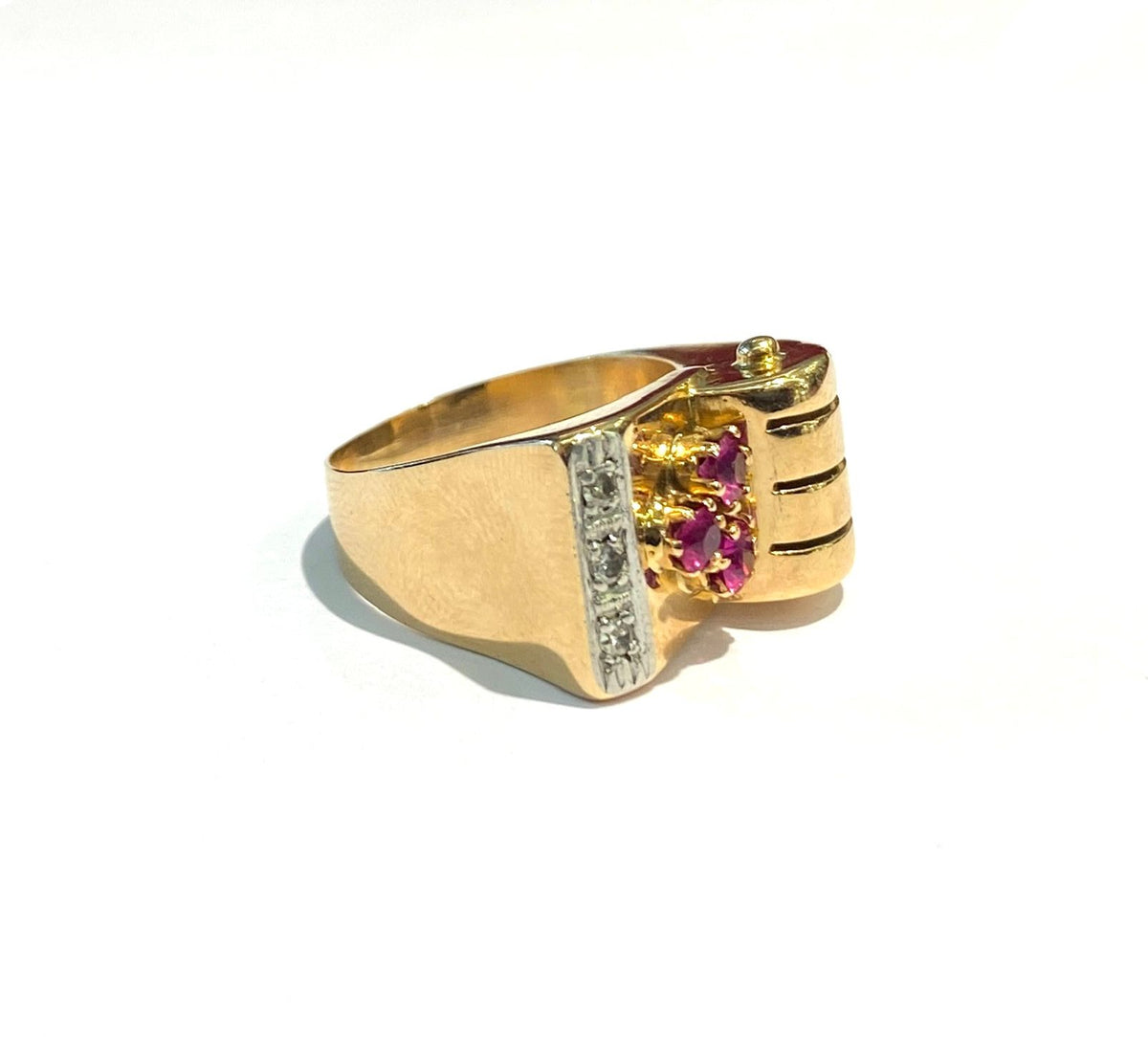 BAGUE CHEVALIER 40'S EN OR JAUNE AVEC DIAMANTS TAILLE BRILLANT ET PIERRES DE COULEUR