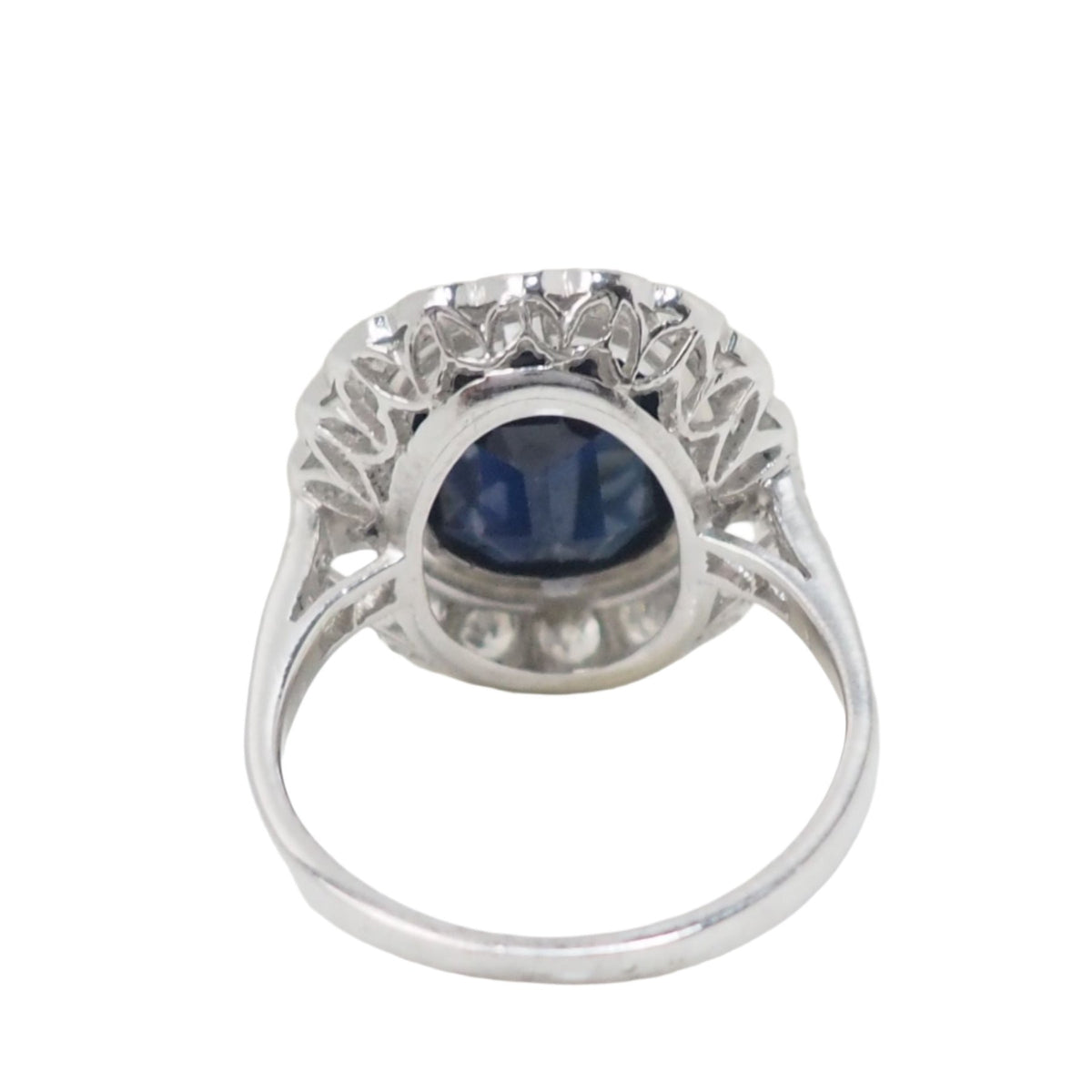 Bague Art Déco en platine, saphir et diamants