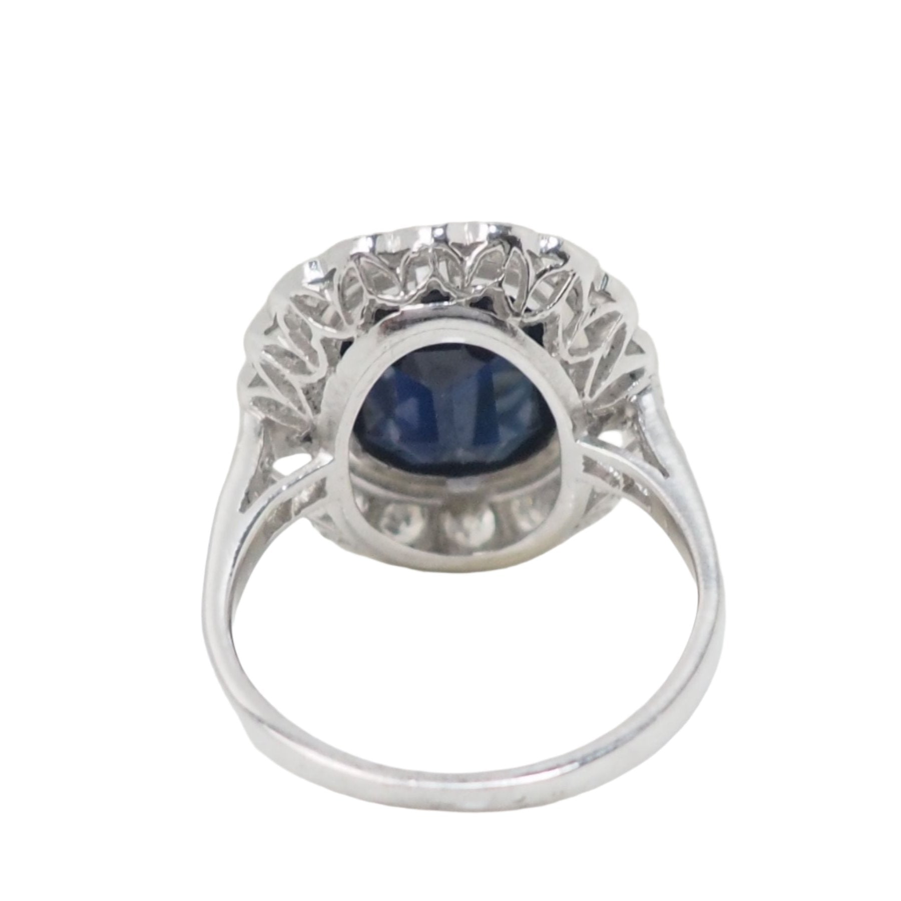 Art Deco ring in platinum, sapphire and diamonds