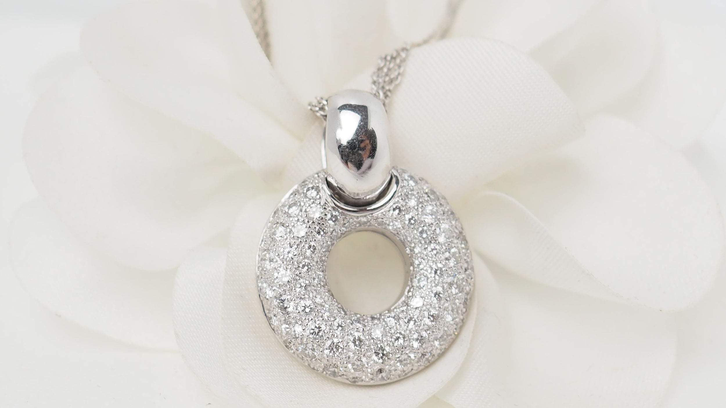 Collier en or blanc et diamants