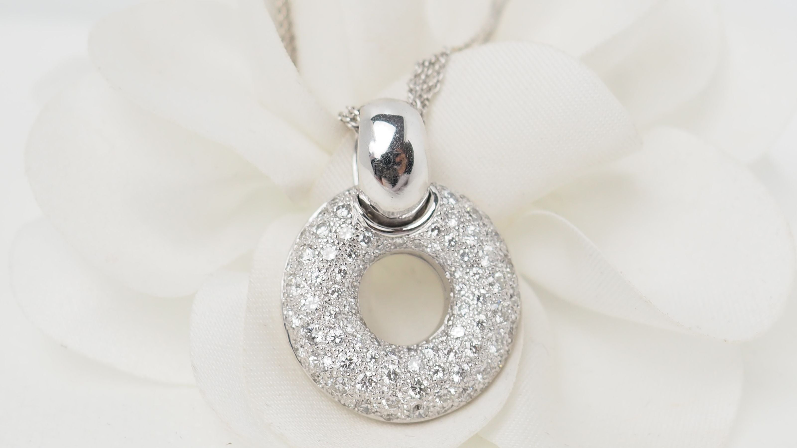 Collier en or blanc et diamants