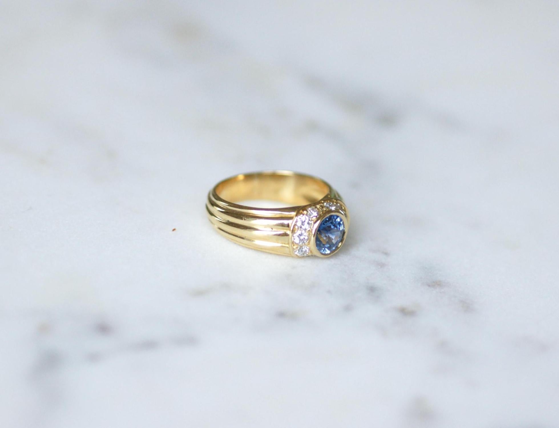 Bague jonc en or jaune et saphir de Ceylan