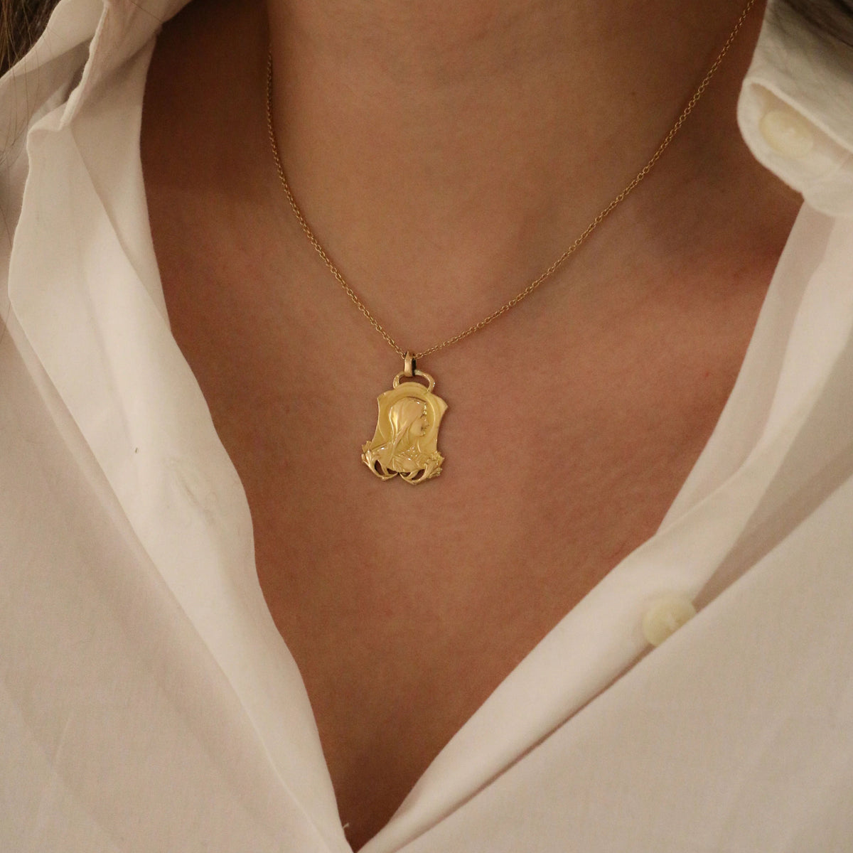 Pendentif Art-Nouveau or vierge Marie