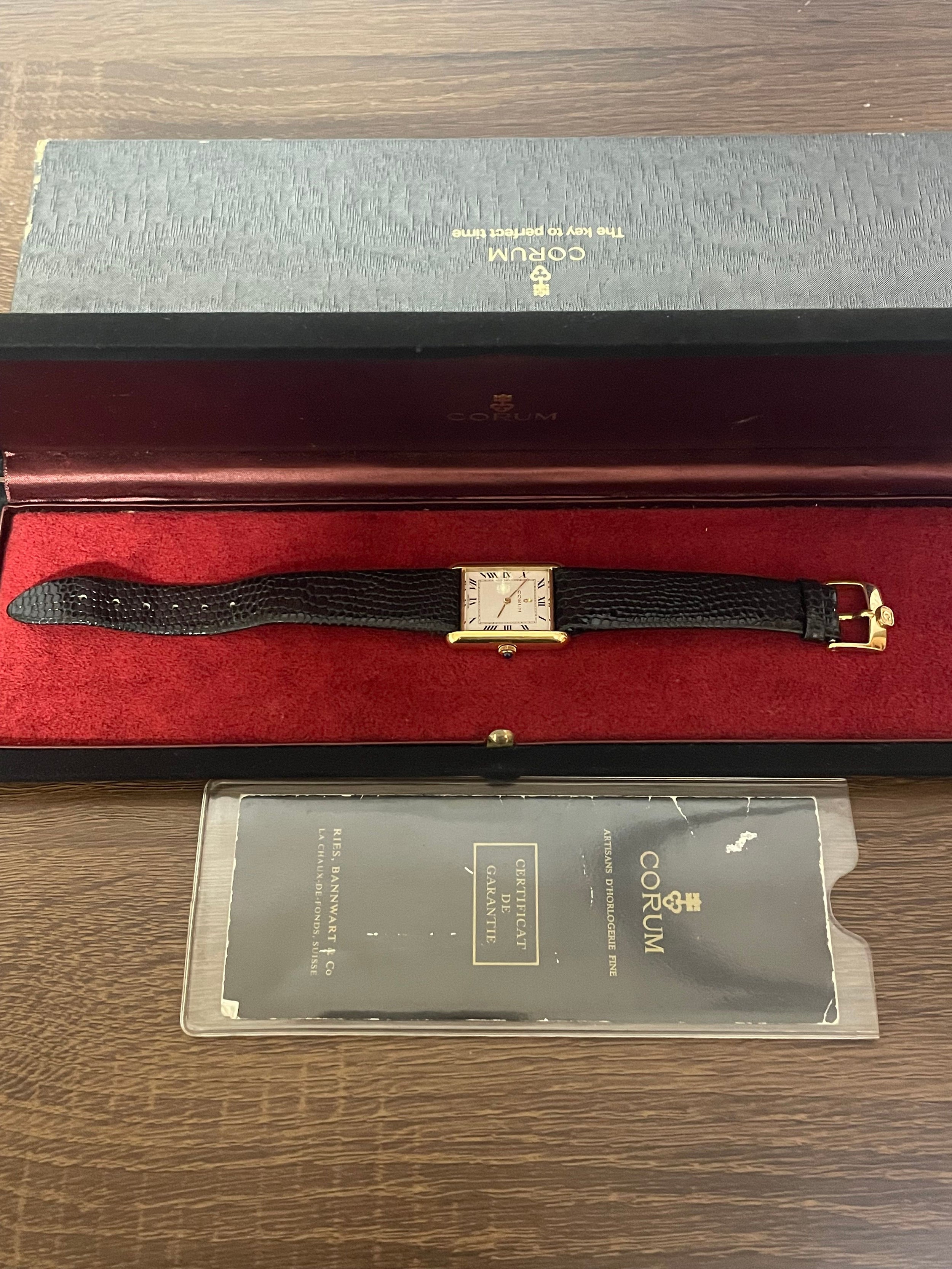 Montre CORUM Tank en or jaune