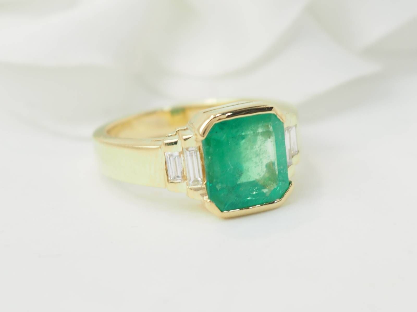 Bague en or jaune et émeraude