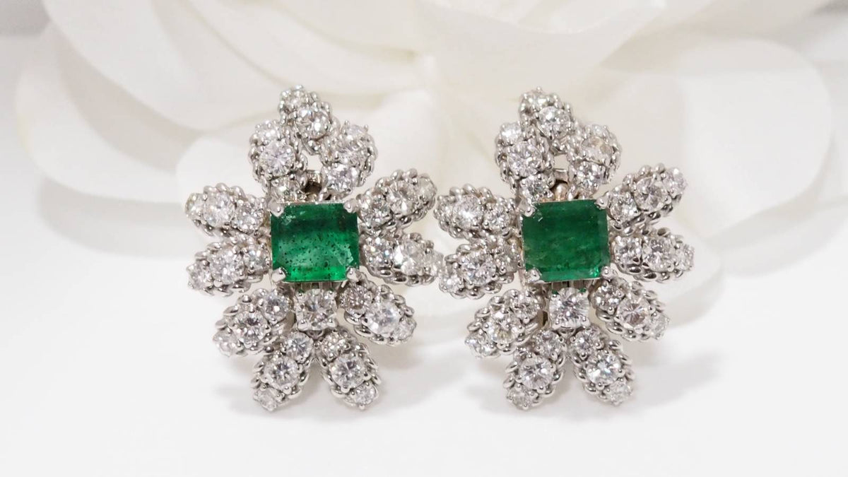 Boucles d'oreilles importantes en or blanc émeraudes et diamants