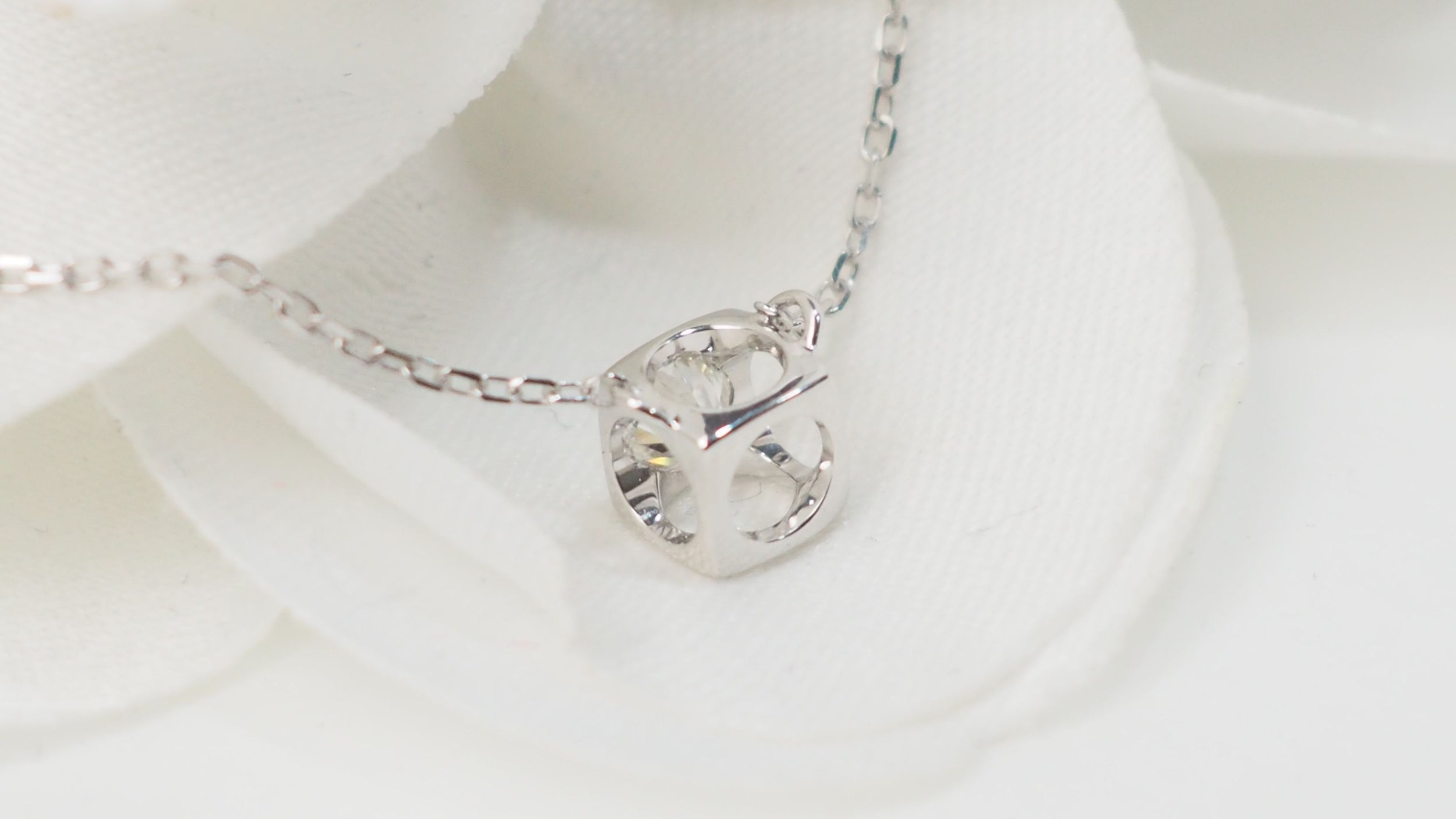 Dinh Van Le Cube diamond necklace in white gold and diamond 