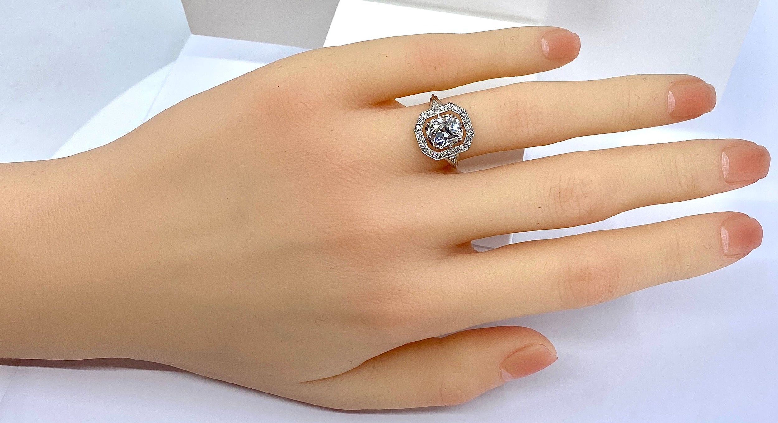 Bague en platine, diamant coussin 1,51 carat, époque Art Deco