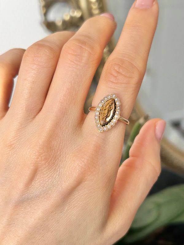 Bague ancienne en or jaune 18k œil de tigre et perles