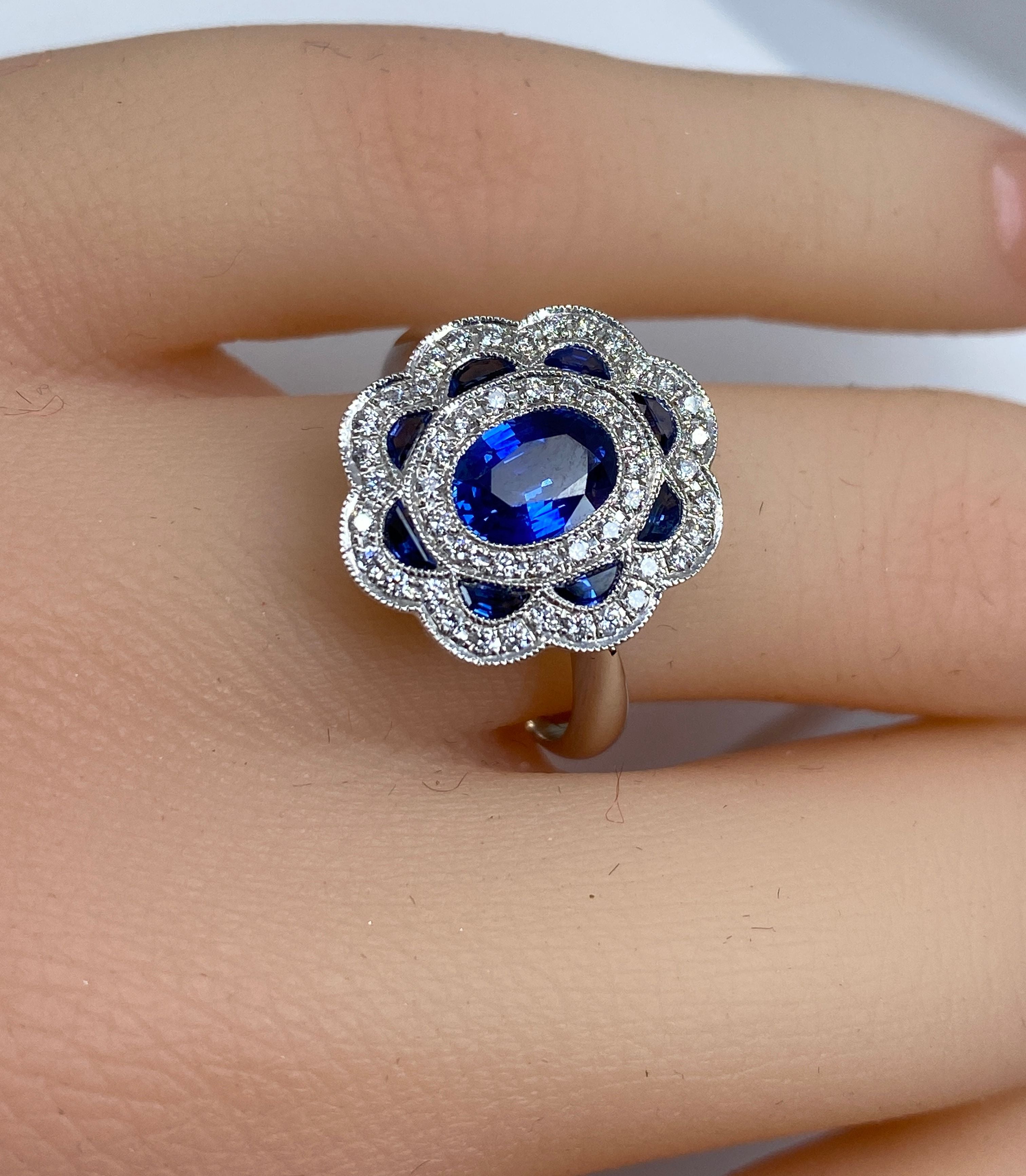 Bague marguerite en or 18 carats en saphirs et diamants
