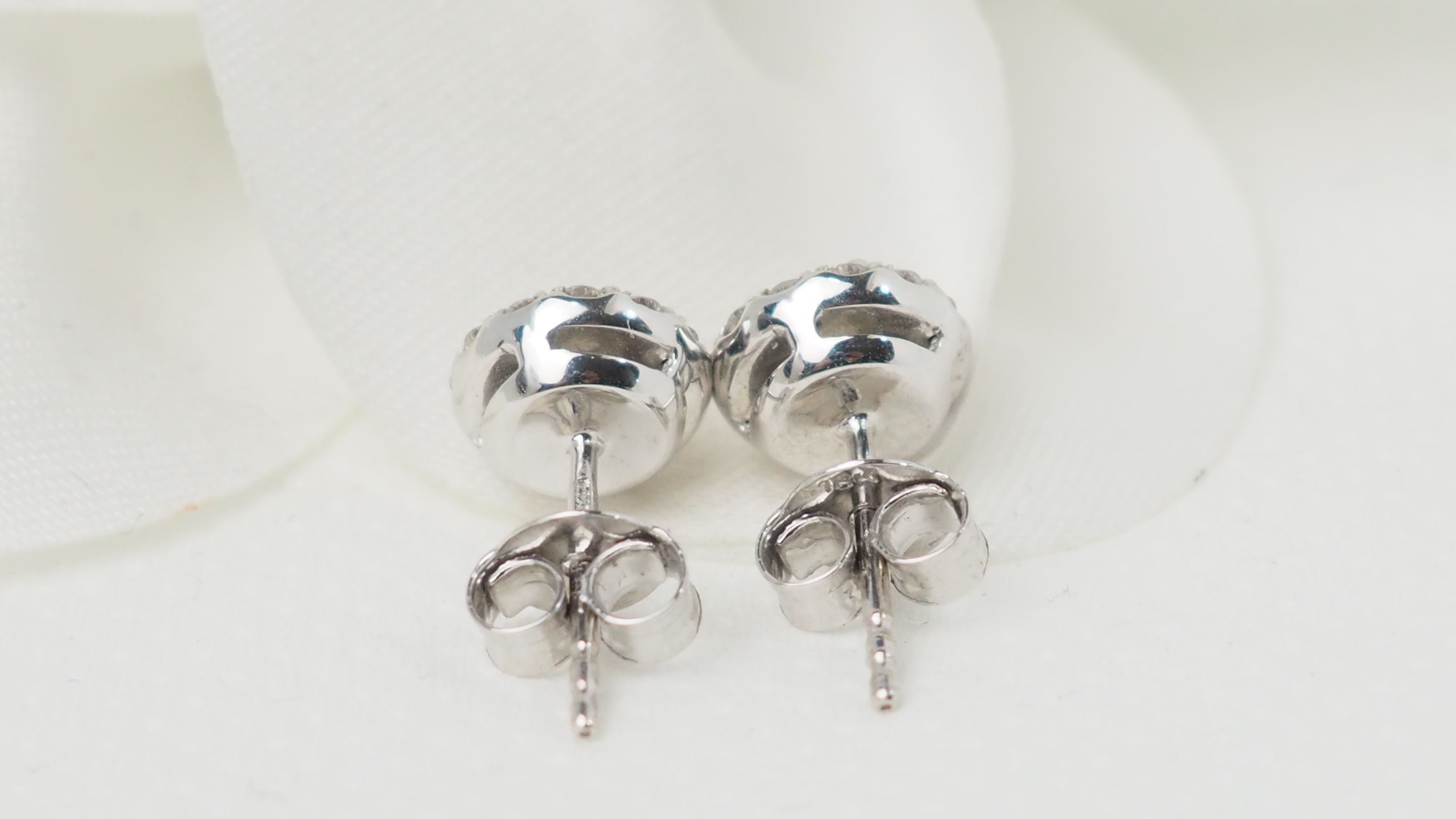 Boucles d'oreilles marguerite en or blanc et diamants