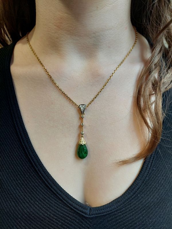 Pendentif goutte émeraude et diamants en or jaune