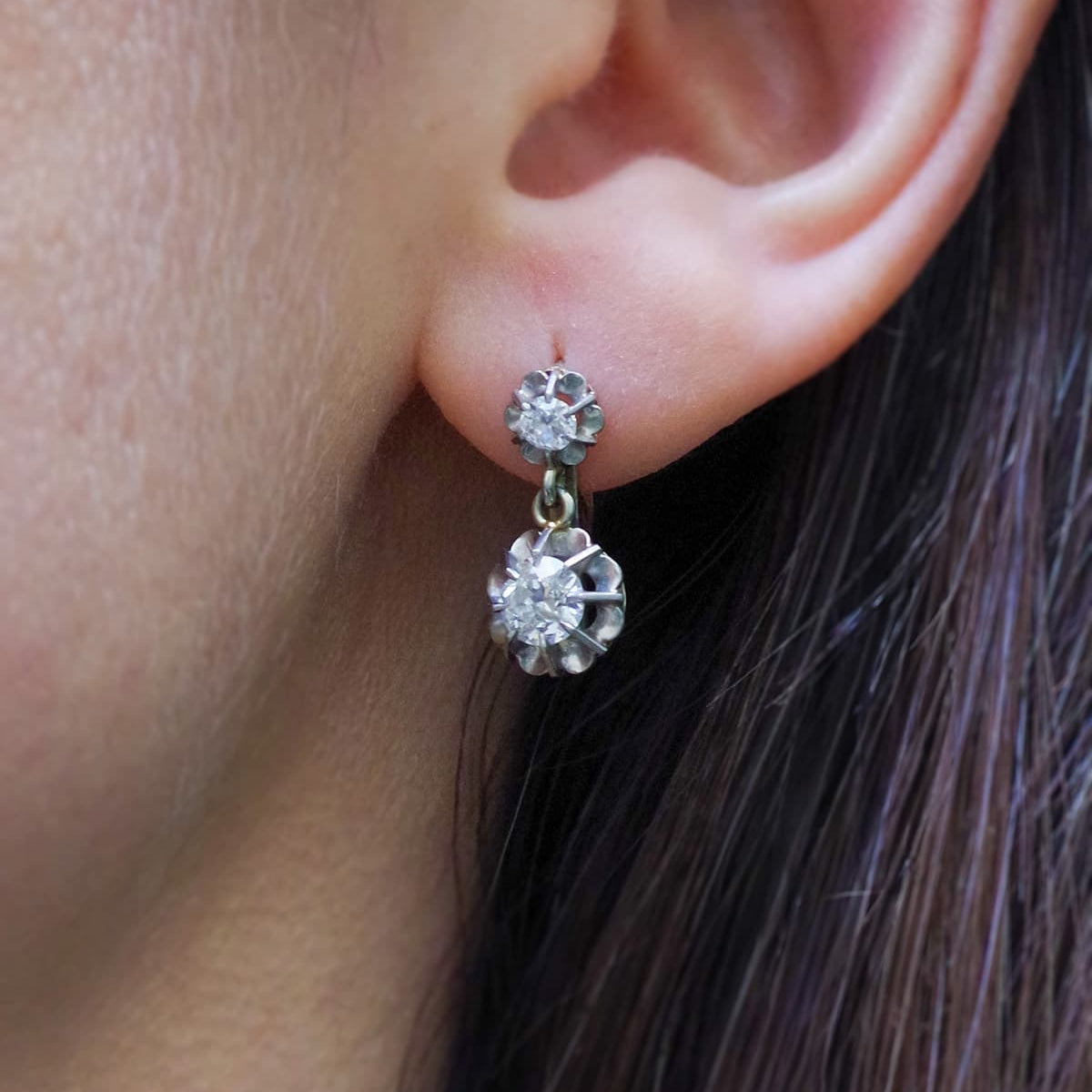 Boucles d'oreilles dormeuses Art Deco en or blanc et diamants