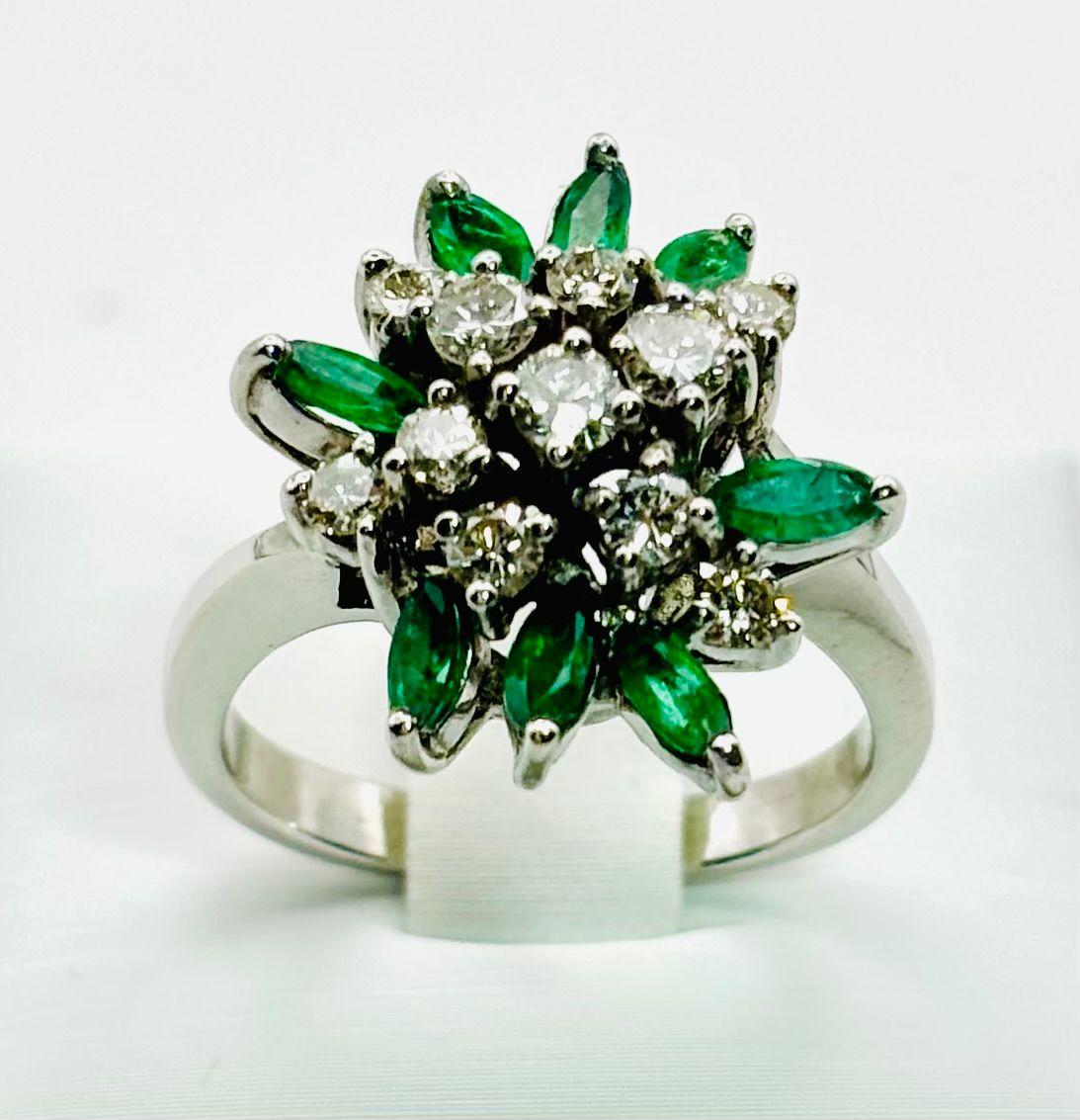 ANILLO EN ORO CON ESMERALDAS Y DIAMANTES