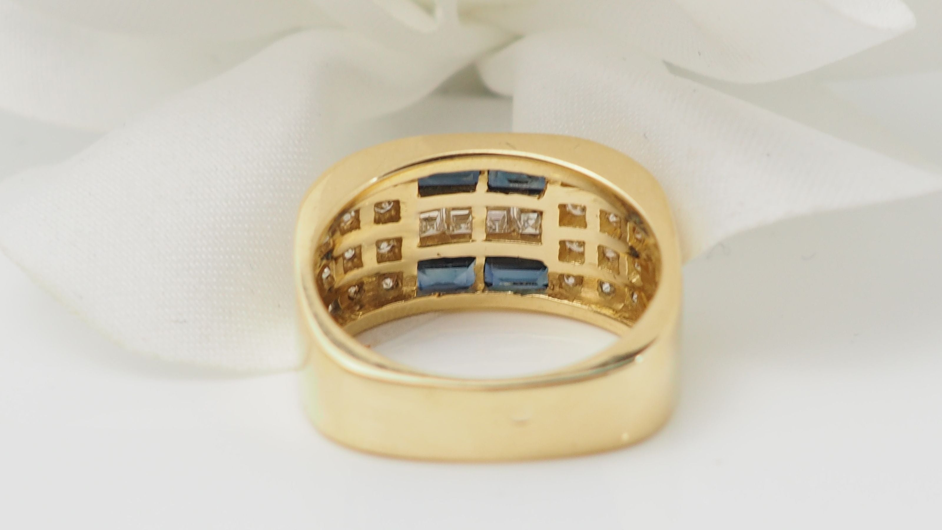 Bandeau ring in yellow gold, sapphires and diamonds