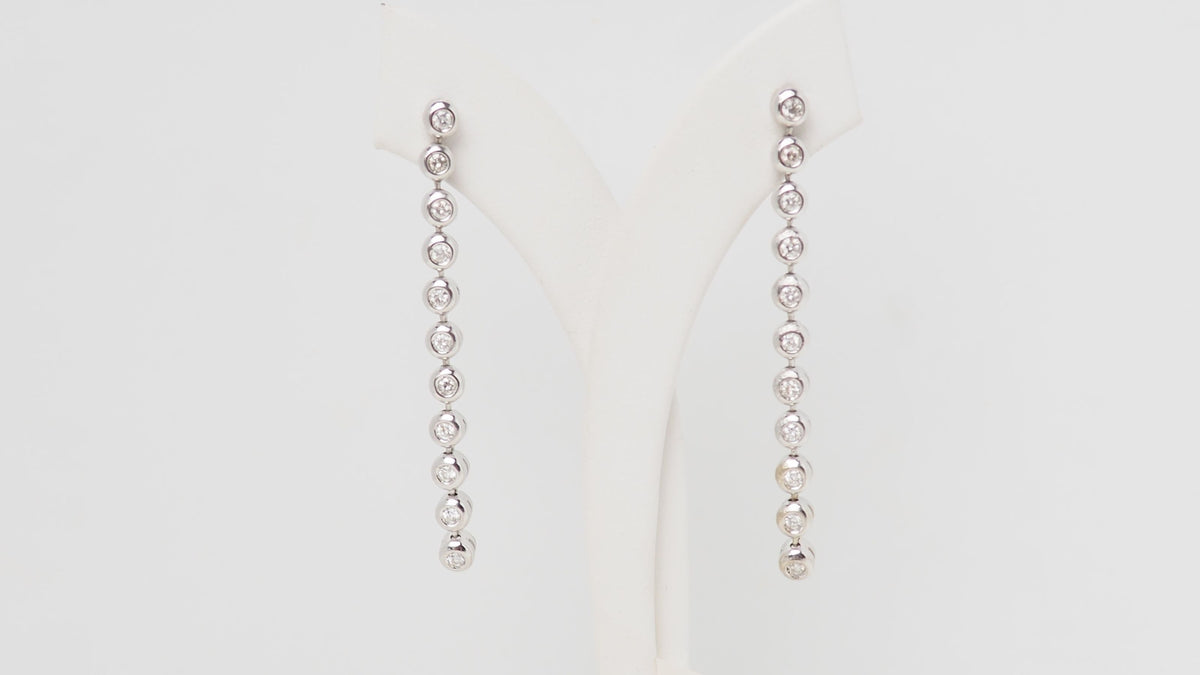 Boucles d'oreilles pendantes en or blanc et diamants