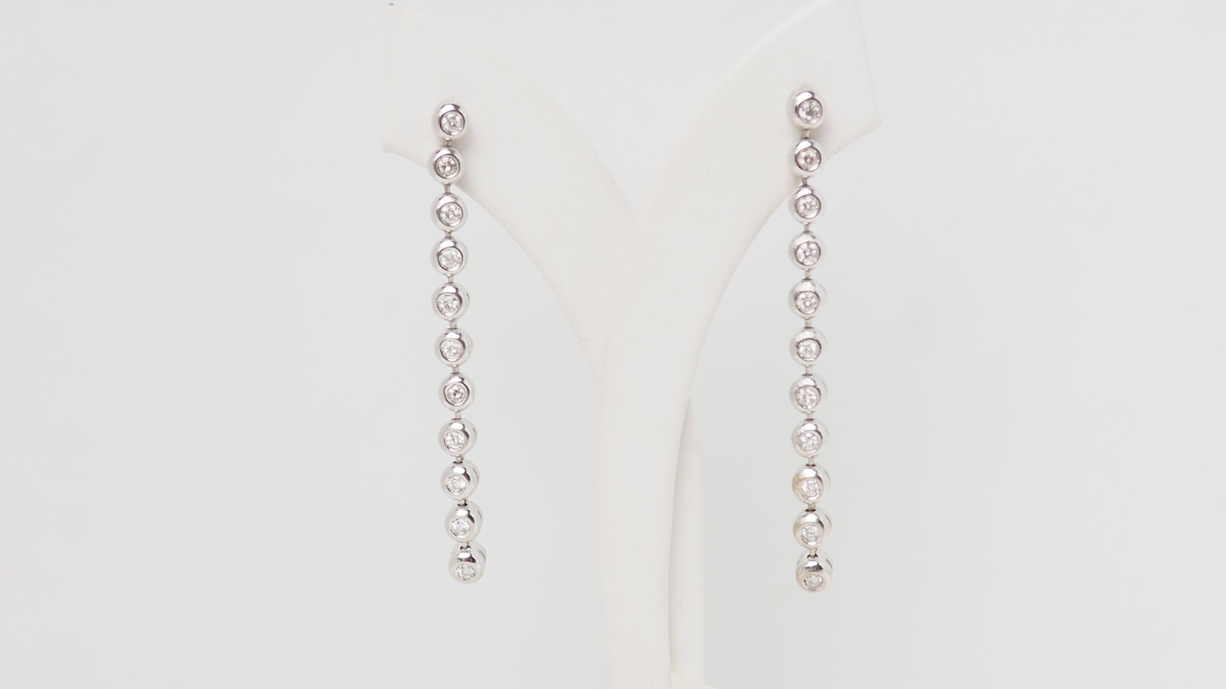 Boucles d'oreilles pendantes en or blanc et diamants