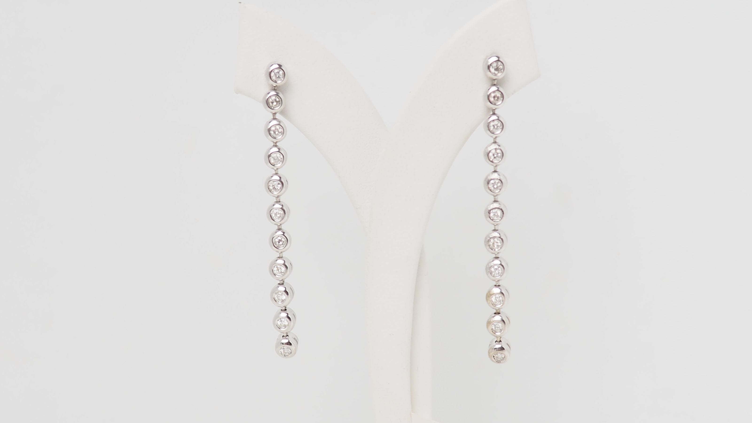 Boucles d'oreilles pendantes en or blanc et diamants