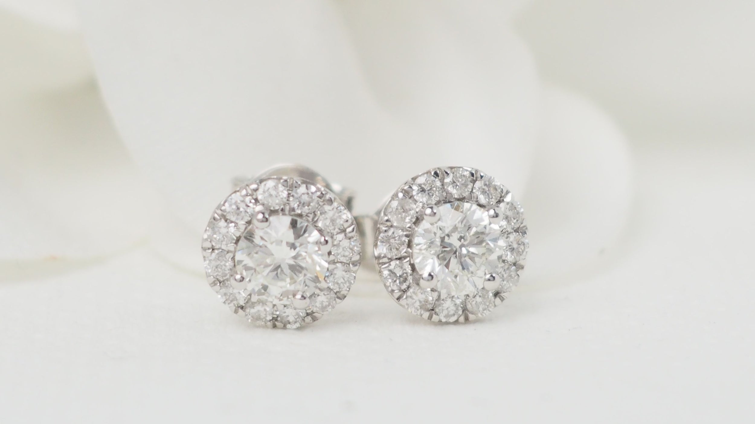 Boucles d'oreilles marguerite en or blanc et diamants