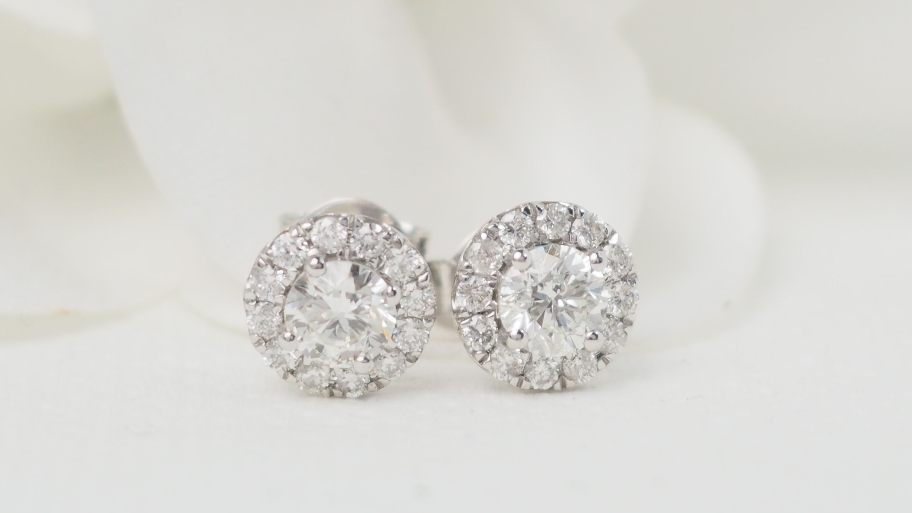 Boucles d'oreilles marguerite en or blanc et diamants
