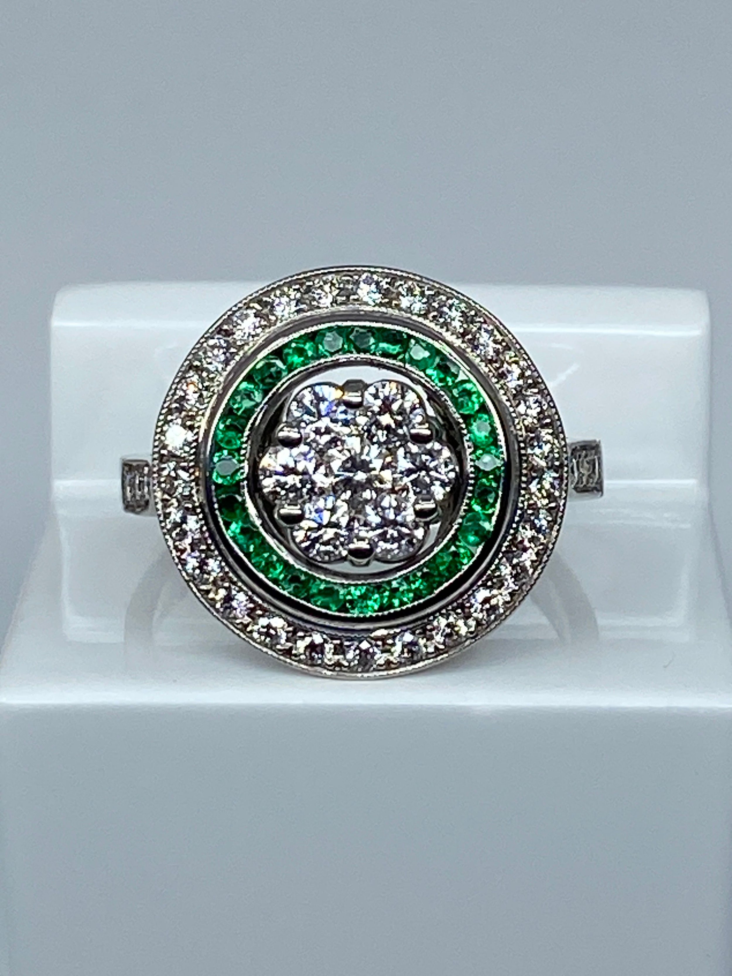 Bague ronde en or 18 carats en émeraudes et diamants de style ART DECO