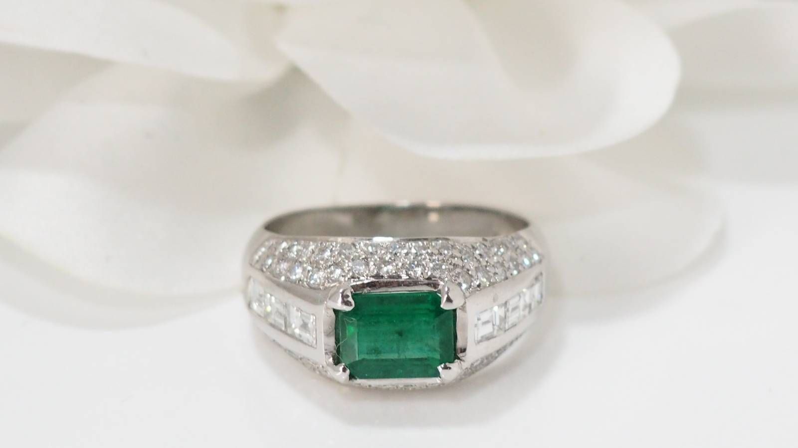 Emerald and diamond white gold bangle ring 