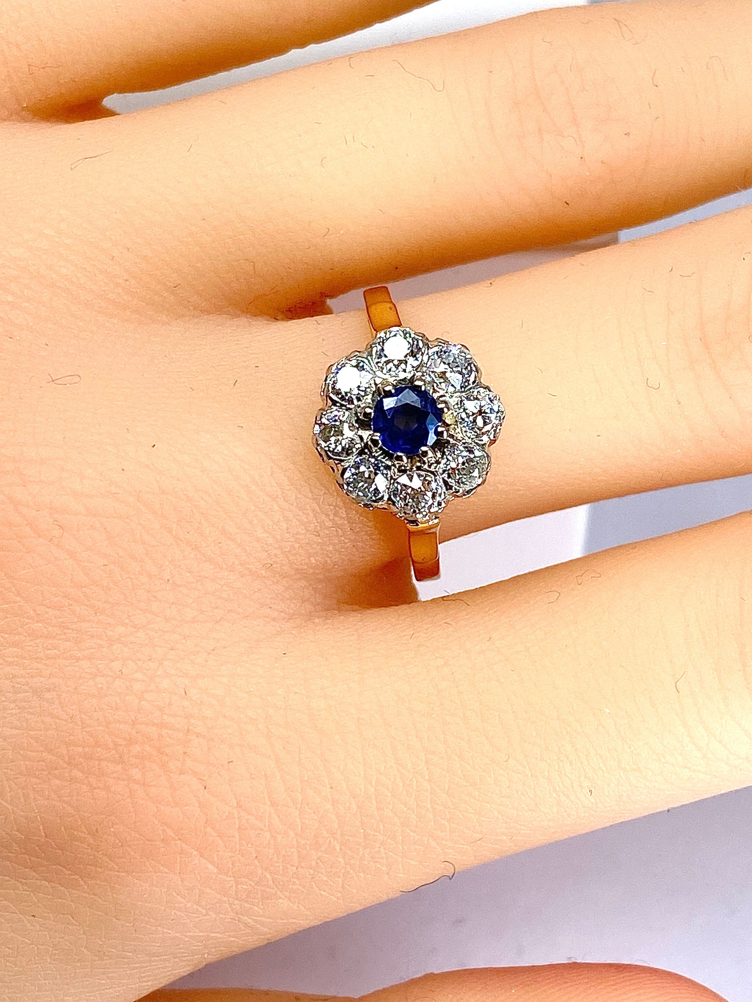 Bague marguerite en or 18 carats, saphir et diamants