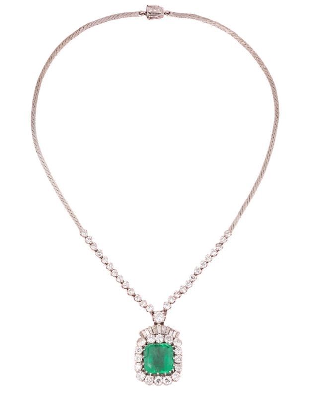 Magnifique collier en or blanc 18k centrée d’une émeraude de Colombie de 14.27 C
