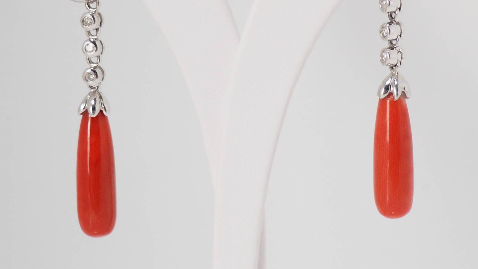 Pendants d'oreilles en or blanc, diamants et corail