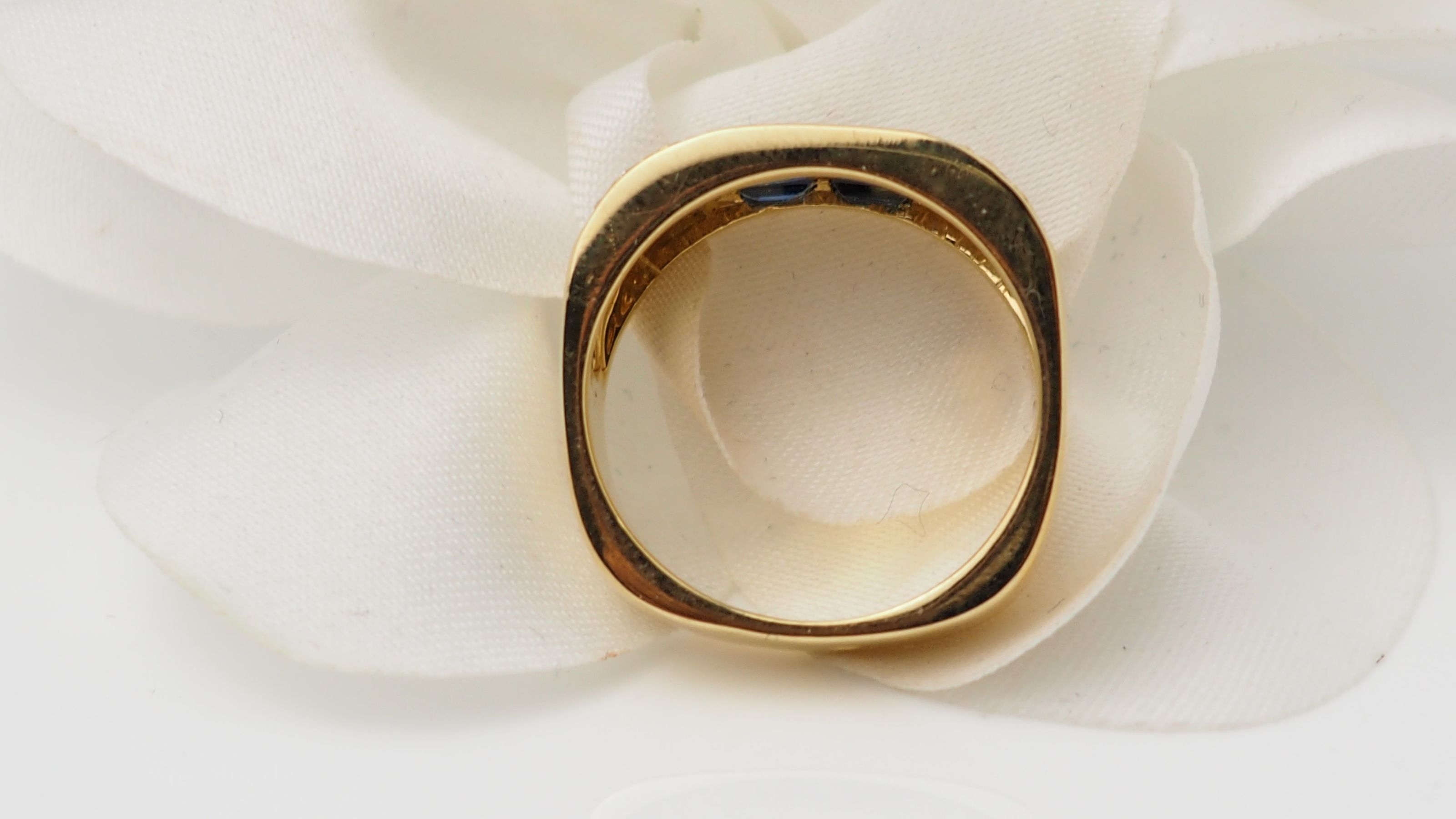 Bandeau ring in yellow gold, sapphires and diamonds