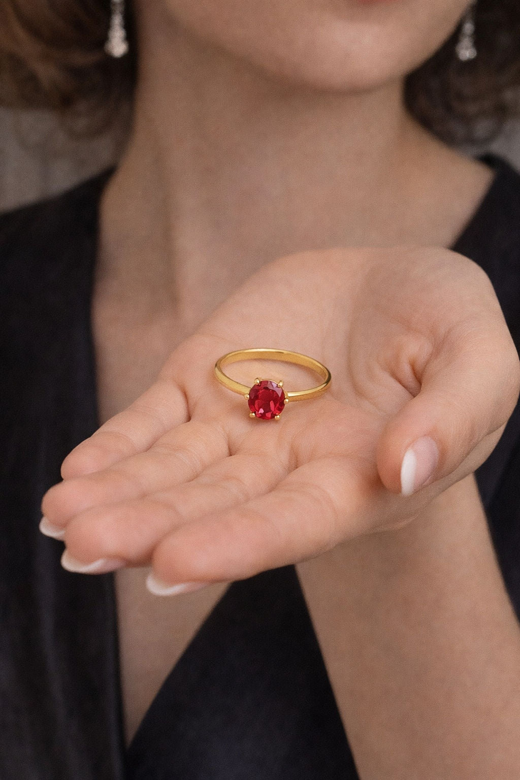 SOLITARIO EN ORO AMARILLO Y RUBELITA REDONDA TALLA COJÍN.