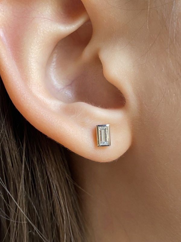 Paire de puces d’oreilles en or blanc 18k et diamants