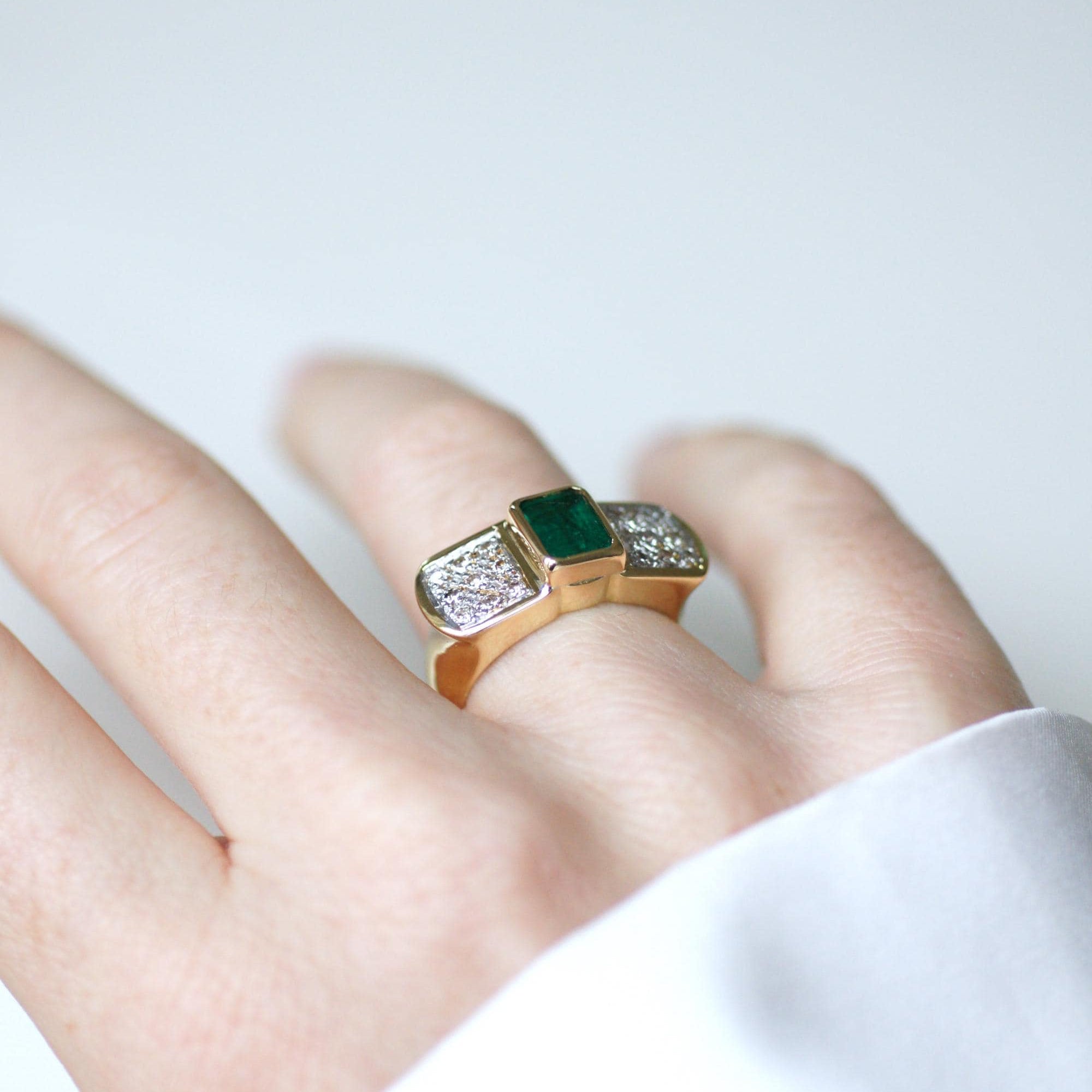 Ring Vintage Emerald and diamonds on Yellow Gold