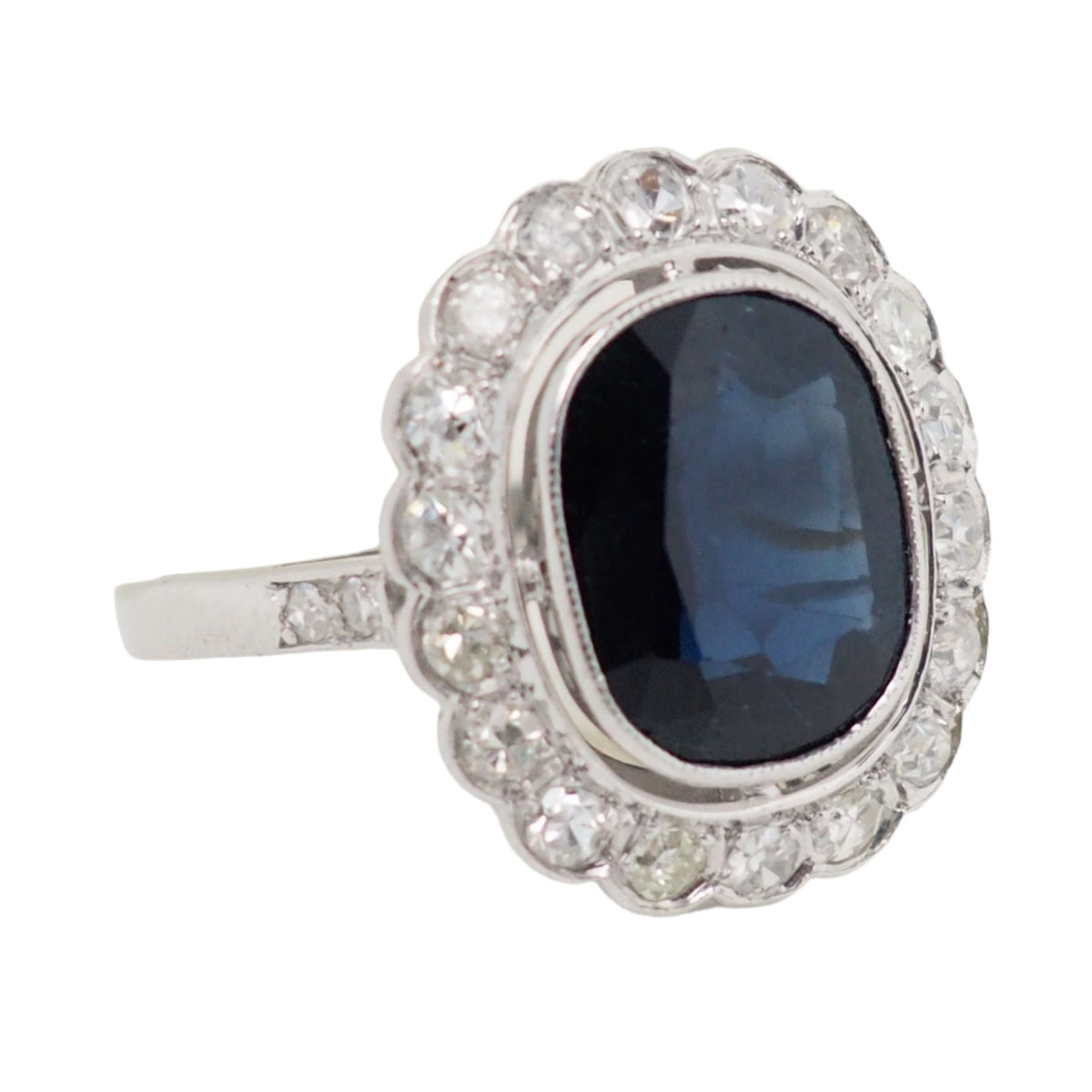 Bague Art Déco en platine, saphir et diamants