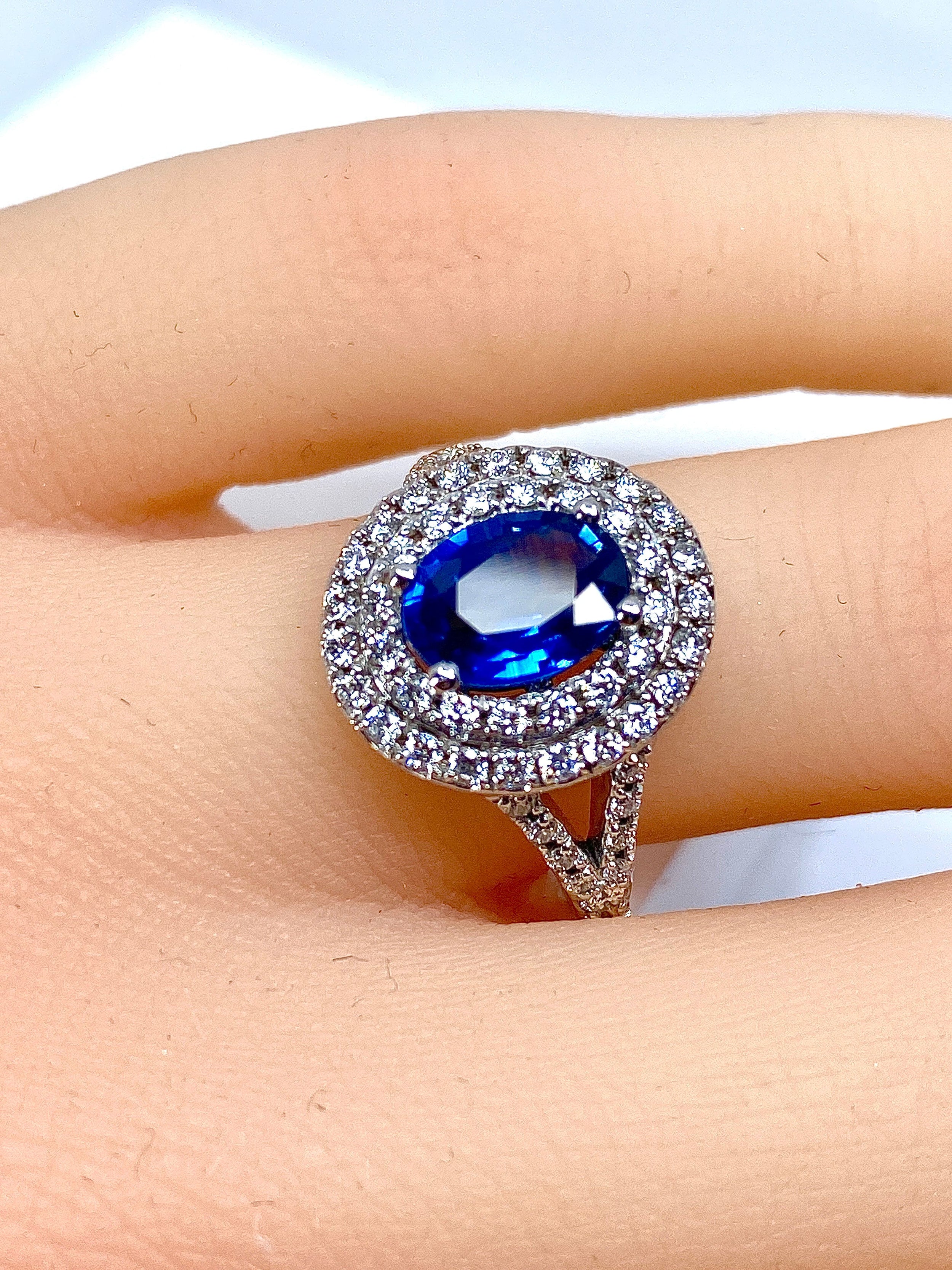 Bague en or blanc 18 carats en saphir et diamants