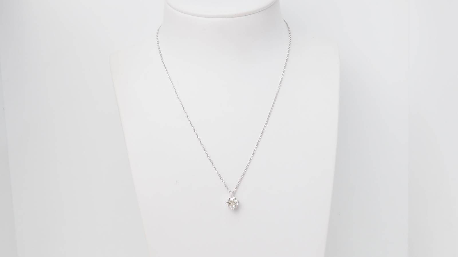 Collier solitaire en or blanc et diamant 1,40ct