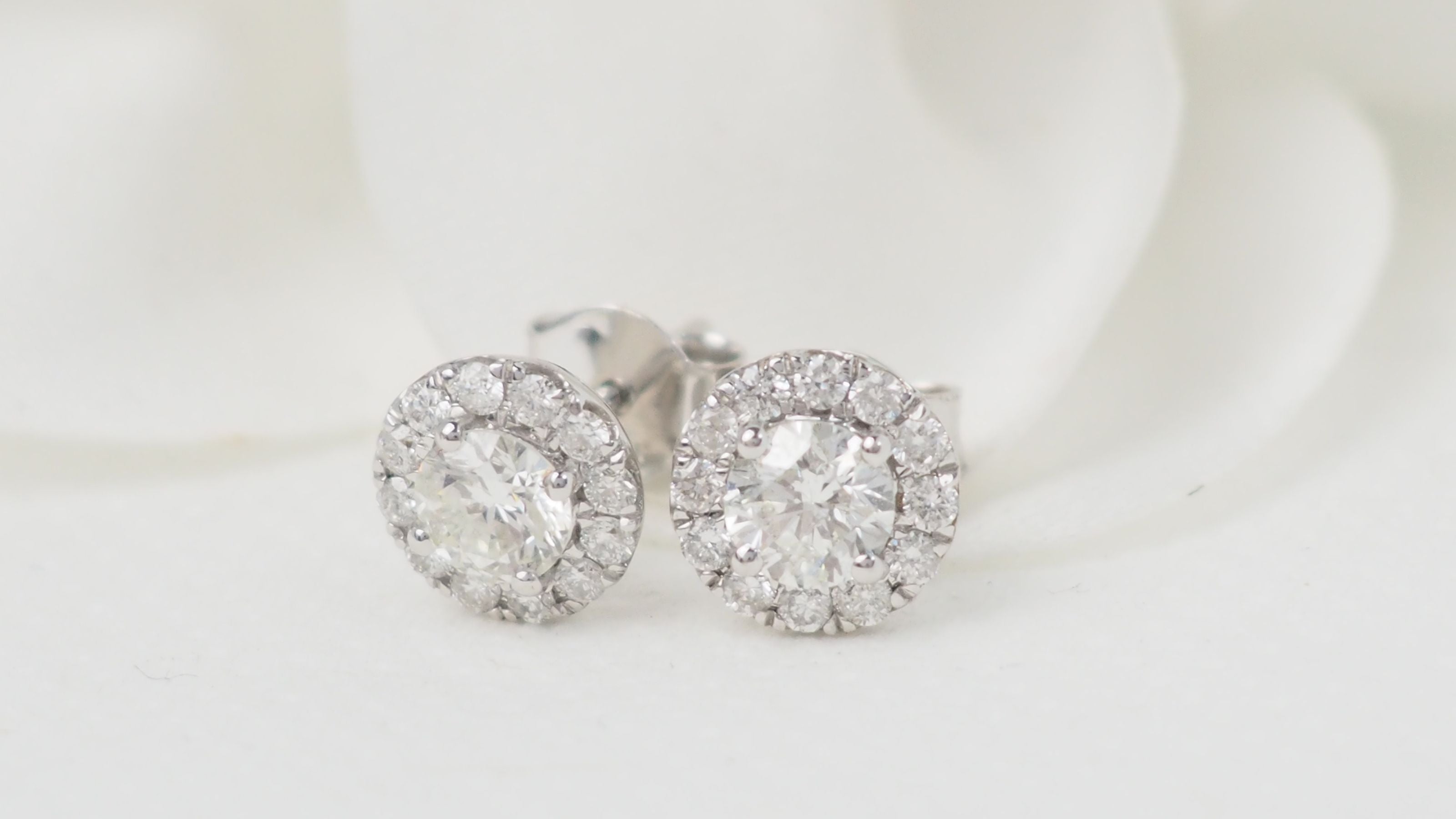 Boucles d'oreilles marguerite en or blanc et diamants