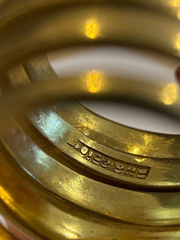 Bague composée d'un corps de serpent enroulé, en or jaune 18k